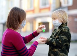 Malgré le vaccin contre la COVID-19, le masque reste la règle partout en France